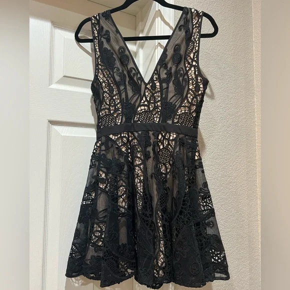 NWOT RARE Bebe Plunging Neckline Lace Overlay Dress Sz 2 - Picture 2 of 5